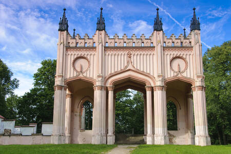 Ruínas do Palácio Pak em Douspud