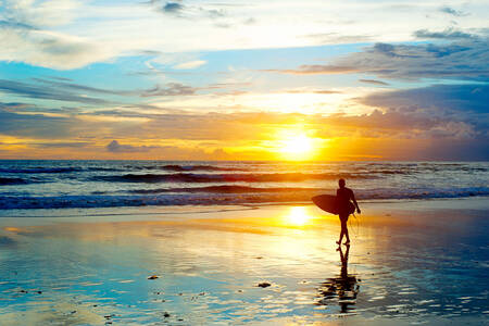 Surfer op het strand