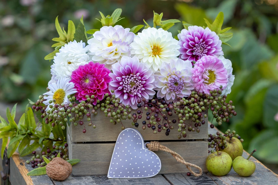 Compositie met dahlia's op de tafel