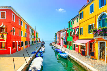 Case colorate lungo il canale