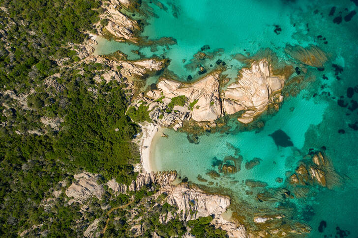 Widok z lotu ptaka na plażę Cala Girgolu