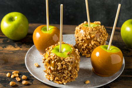 Manzanas acarameladas con cacahuetes