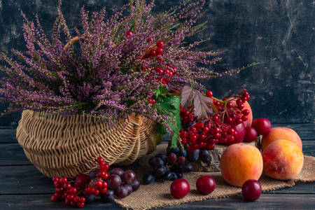 Košík s vresom a plodmi kaliny