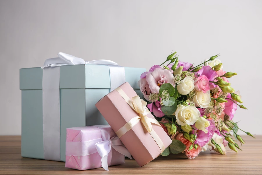 Een boeket bloemen en geschenkdozen