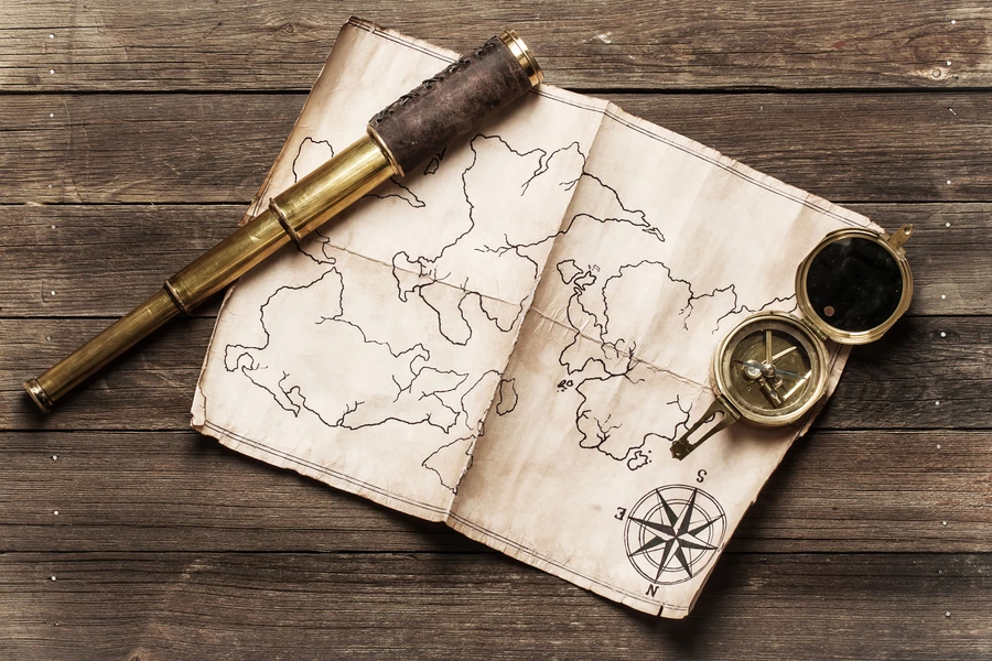 Antiguo mapa del mundo, brújula y telescopio