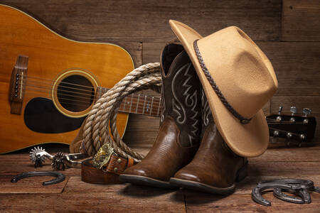 Gitaar, cowboylaarzen en hoed