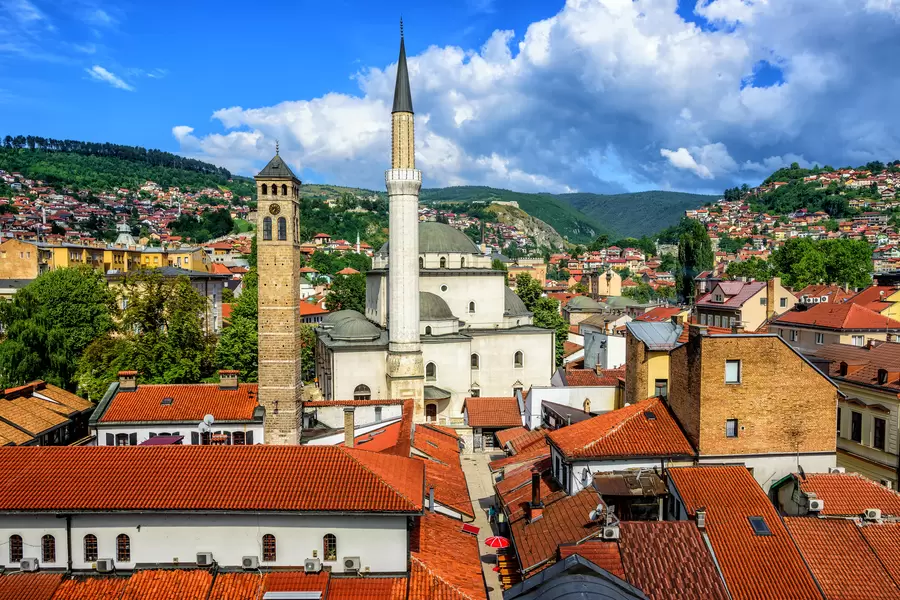 Uitzicht op Sarajevo en de Gazi Husrev Beg-moskee