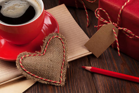 Чашка кофе и сердце из мешковины