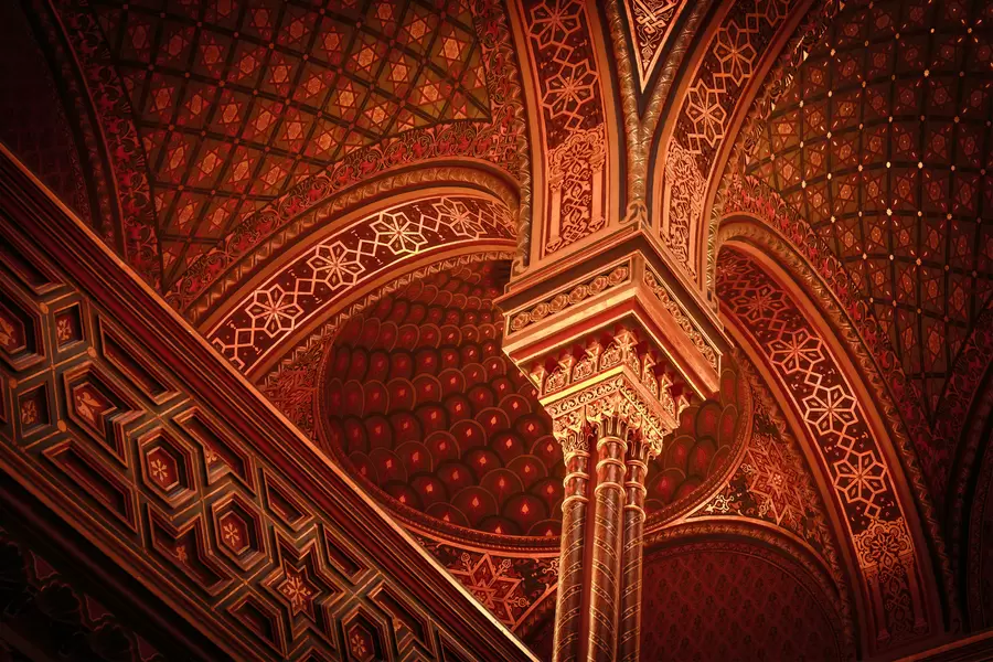 Ornements géométriques sur les murs de la synagogue espagnole