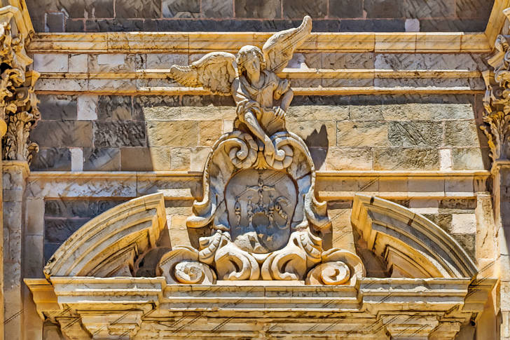 Statuia îngerului pe fațada unei biserici din Dubrovnik