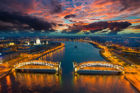 Utsikt över kvällen Sankt Petersburg