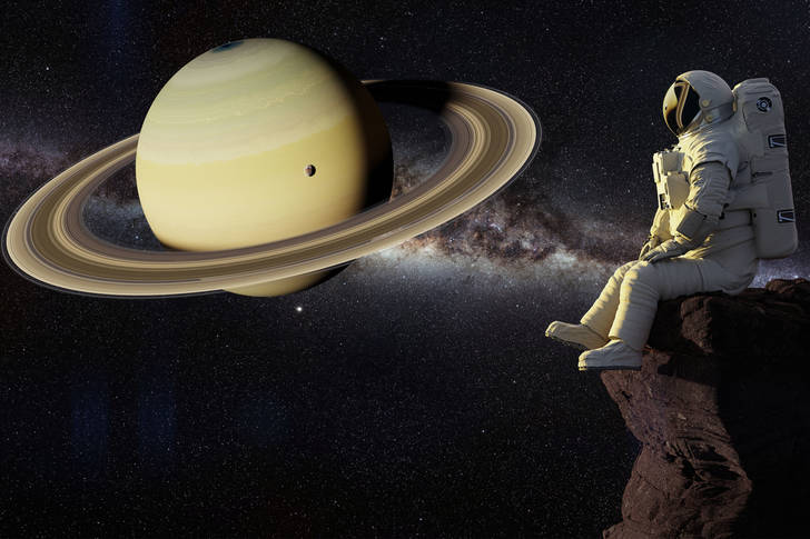 Astronaut und Planet Saturn