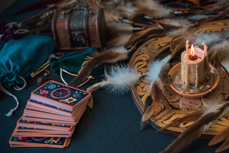 Tarotkaarten en kaars op tafel