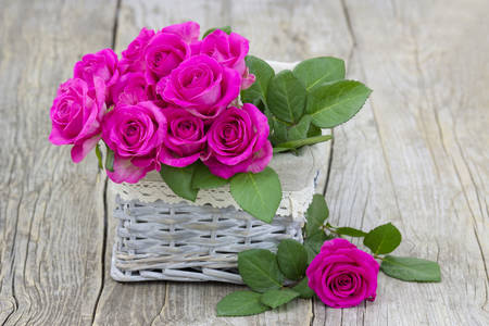 Rosas em uma cesta branca