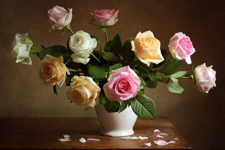 Rosas em um vaso branco
