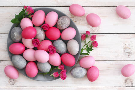Ouă de Paște roz și gri