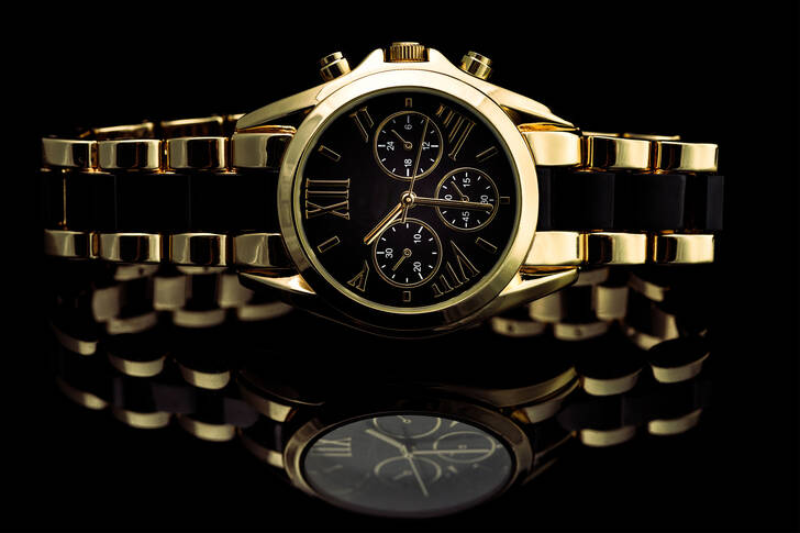 Armbanduhr auf schwarzem Hintergrund