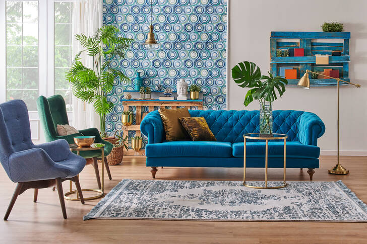 Interiér obývacího pokoje s modrou pohovkou