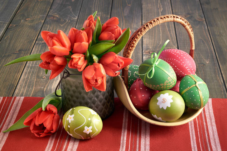 Tulipány a košík velikonočních vajíček