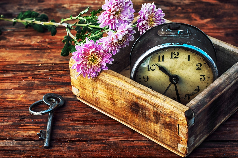 Reloj en una caja de madera.