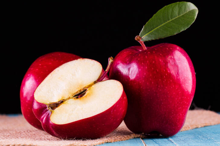 Cutaway crvena jabuka