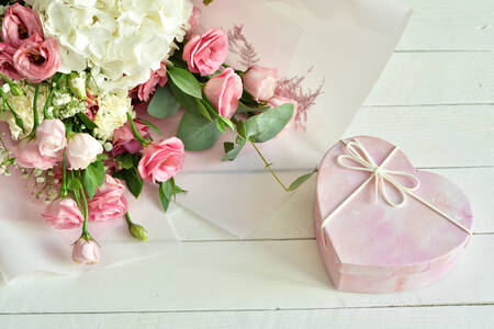 Blumenstrauß und Geschenkbox