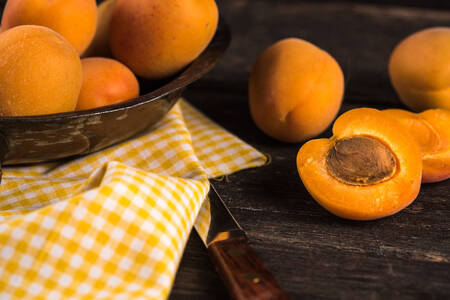 Aprikoser på ett rustikt bord