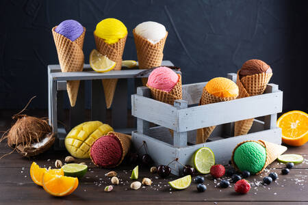 Разноцветное фруктовое мороженое