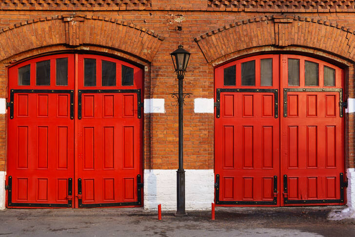 Edificio in mattoni con cancello rosso