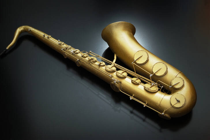 Saxophone sur un fond noir