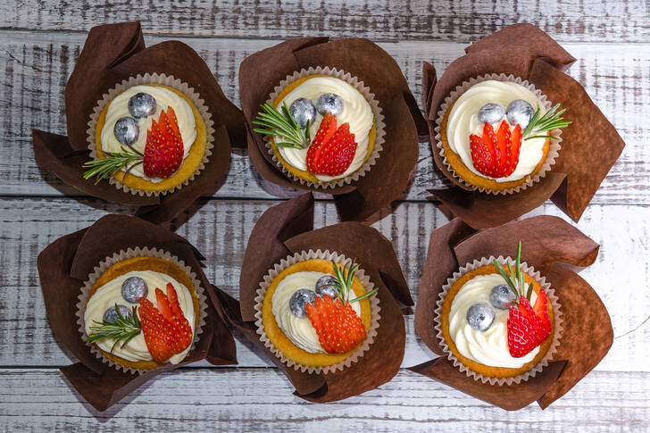 Cupcakes met aardbeien en room