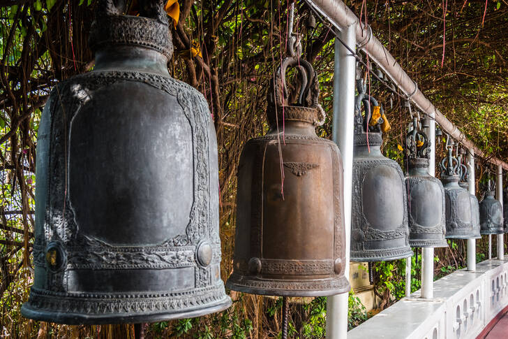 Une rangée de cloches anciennes