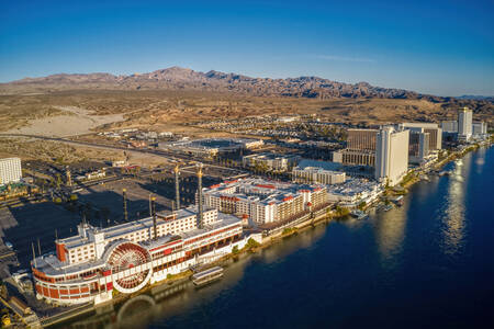 Udsigt over byen Laughlin, USA