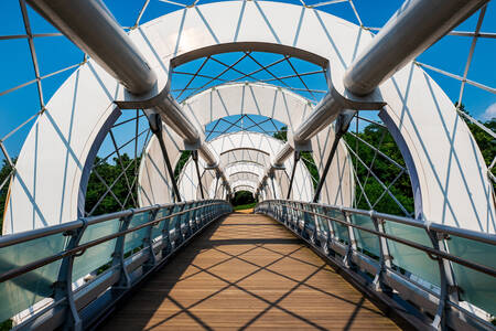 Puente peatonal en el parque Montmartre