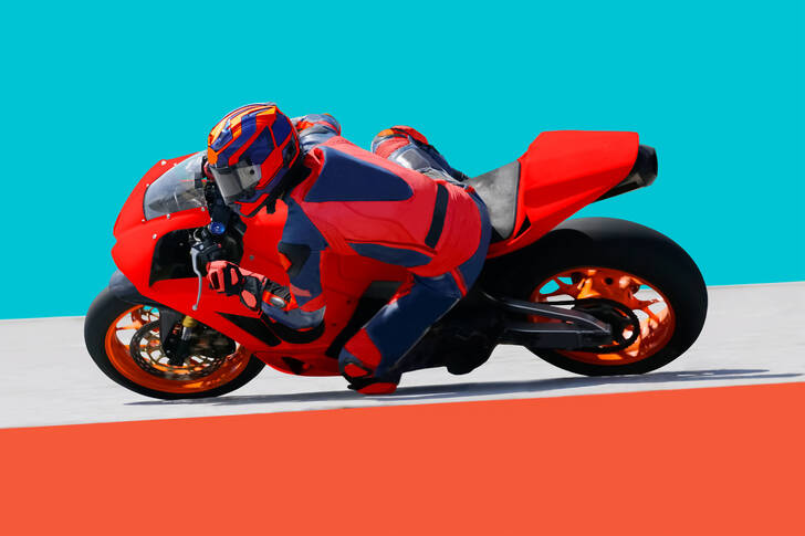 Motocyklista na závodní dráze