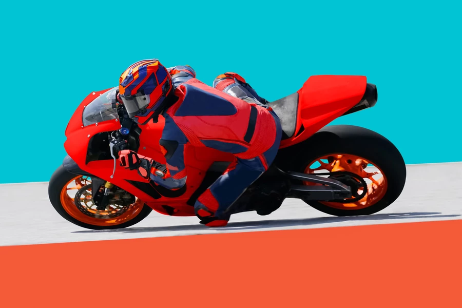 Motociclista su una pista da corsa