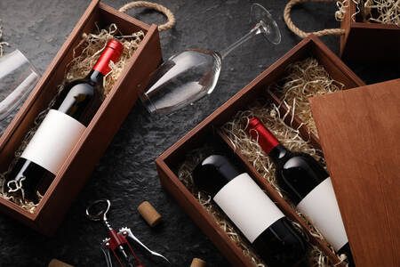 Botellas de vino en cajas de madera