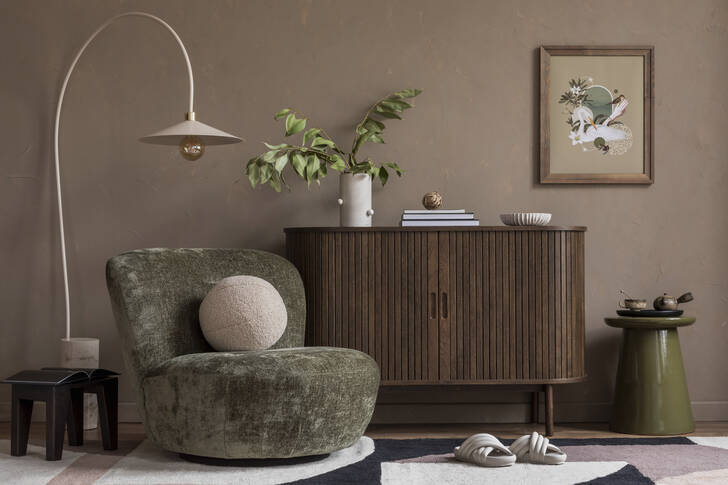 Sala de estar elegante com uma cômoda de madeira