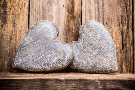 Serca na drewnianej półce