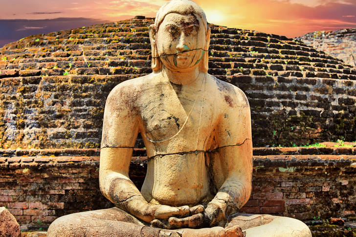 Buddha statue in Polonnaruwa Watadag