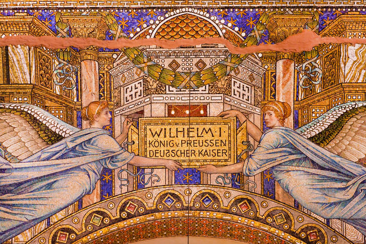 Mosaïque colorée dans l'église du Souvenir Kaiser Wilhelm