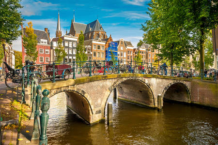 Ponte sobre o canal de Amsterdã