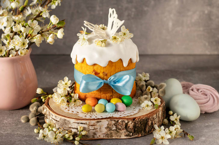 Easter cake decorated with spring flowers