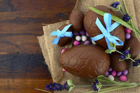 Uova di Pasqua al cioccolato sul tavolo