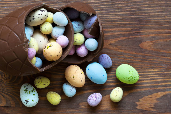 Uovo di Pasqua al cioccolato con dolci