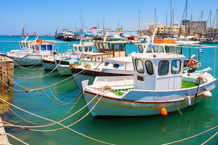 Barci de pescuit în portul Heraklion
