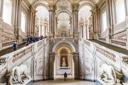 La escalera principal del Palacio Real de Caserta