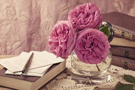 Libros y rosas sobre la mesa