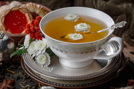 Τσάι λουλουδιών σε ένα φλιτζάνι