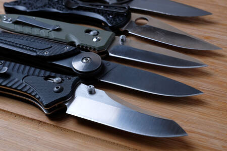 Folding knives